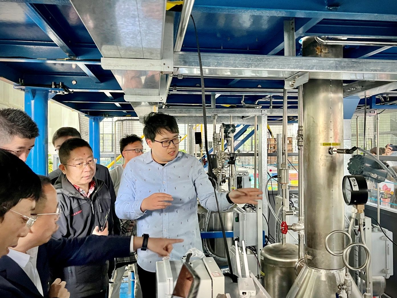 一群人在厨房里中度可信度描述已自动生成 一群人在厨房里中度可信度描述已自动生成